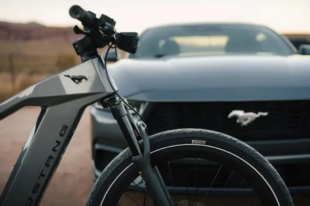 Ford Bronco eBike tout-terrain avec suspension double.