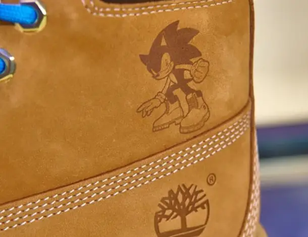 Gros plan sur la gravure Sonic au talon des Timberland Premium