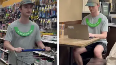 Personne portant le collier vert Open to Work dans un coworking
