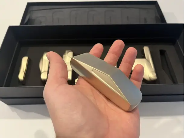 Coffret collector Tesla Speedform avec sept sculptures dorées