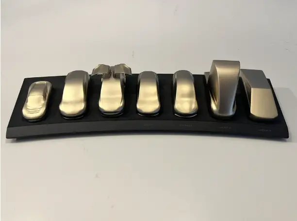 Socle en aluminium gravé avec dates de lancement des Tesla Speedforms