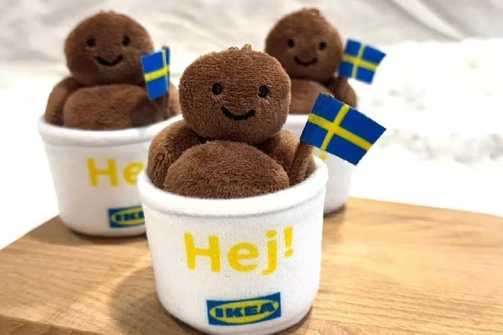 Porte-clés peluche collector IKEA en forme de boulette avec drapeau suédois