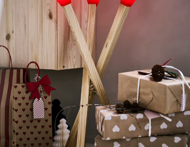 Ambiance cosy créée par la lampe STRÅLA dans une chambre d’enfant