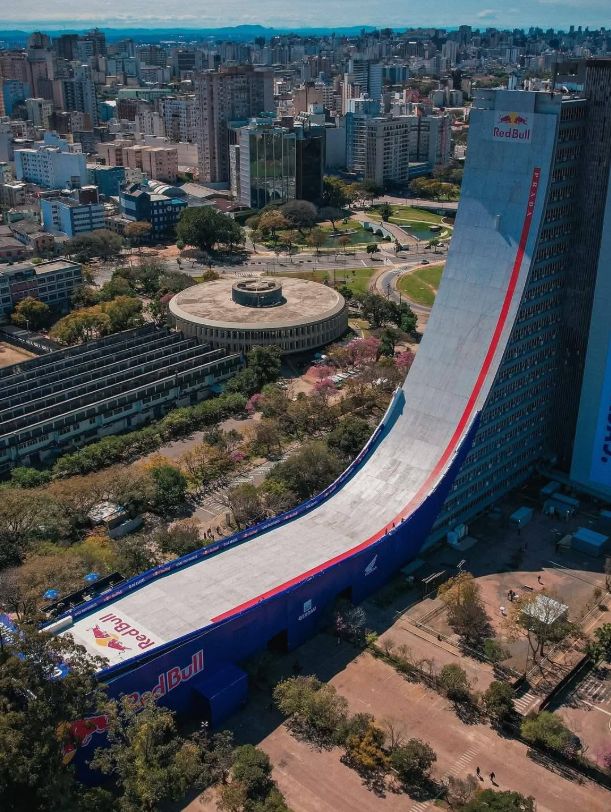 Vue aérienne du gratte-ciel CAFF transformé en rampe de skateboard par Red Bull