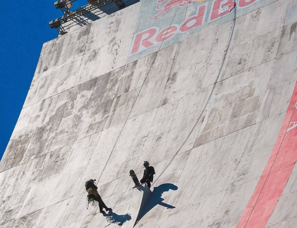Skateur Sandro Dias descendant la rampe géante Red Bull Building Drop à Porto Alegre