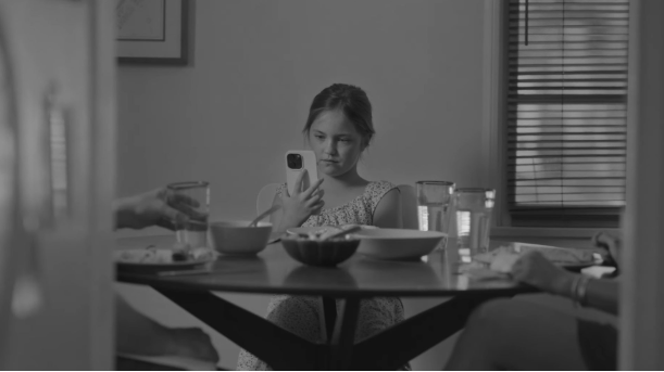 Enfant filmé en noir et blanc dans la campagne Écoles sans téléphone