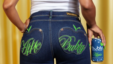 Jean Apple Bubly customisé avec poche en forme de pomme et broderie dorée