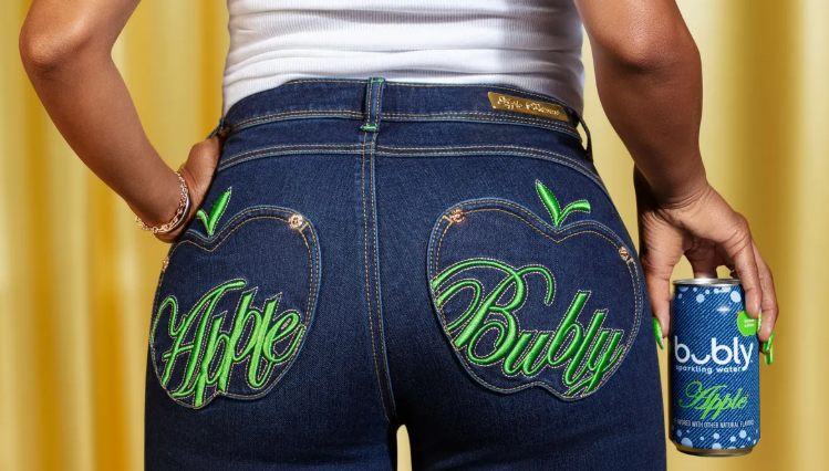 Jean Apple Bubly customisé avec poche en forme de pomme et broderie dorée