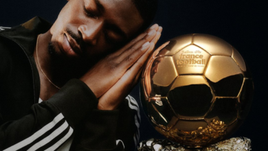Ousmane Dembélé Ballon d’Or 2025 Adidas visuel – Ousmane Dembélé pose avec son Ballon d’Or dans la campagne Adidas « Ous’man of the year »