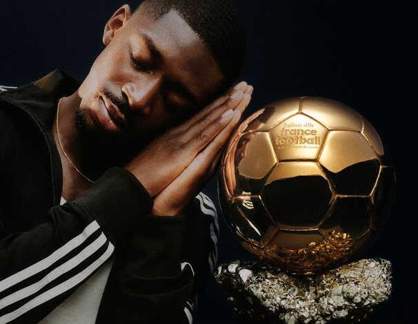Ousmane Dembélé Ballon d’Or 2025 Adidas visuel – Ousmane Dembélé pose avec son Ballon d’Or dans la campagne Adidas « Ous’man of the year »