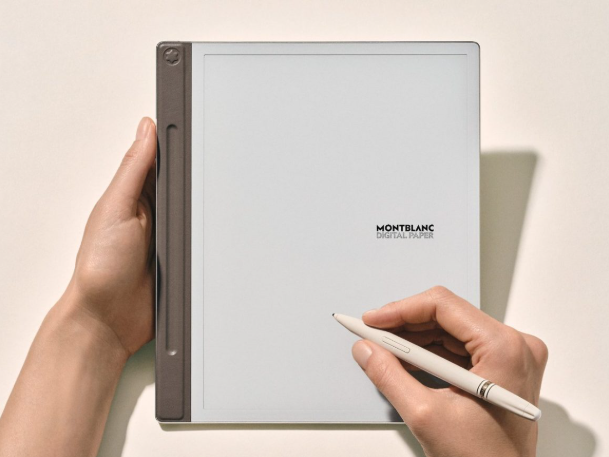 Montblanc Digital Paper avec stylet sur un bureau minimaliste