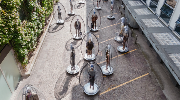 Mannequin enfermé dans une capsule en forme d’œuf Diesel Milan 2026