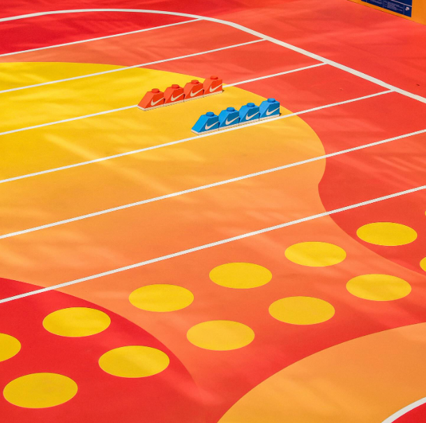 Éléments colorés de l’aire de jeux fabriqués à partir de matériaux recyclés Nike Grind