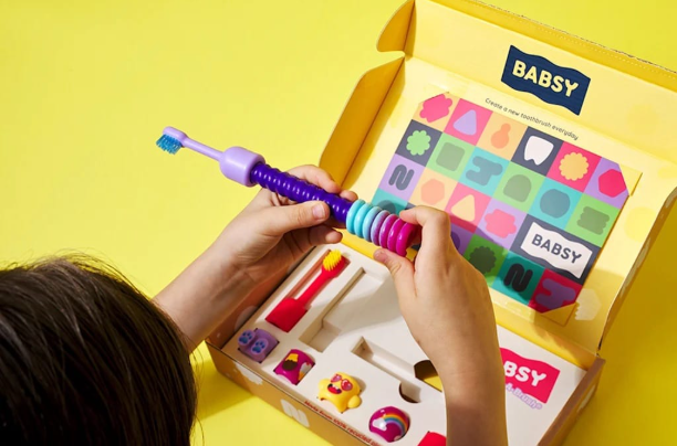 Enfant s’amusant avec la brosse à dents Babsy Build-A-Brush modulable