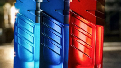 Pour ses 50 ans, BMW M surprend avec une collection de parfums créés par Frank Voelkl et Alexandra Monet. Trois fragrances inspirées de la 3.0 CSL, de la M3 E30 et de la nouvelle M5 électrifiée.