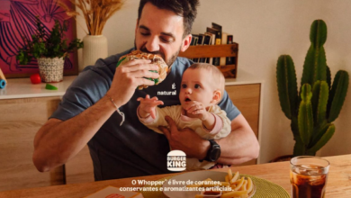 Bébé regardant un parent manger un Whopper Burger King