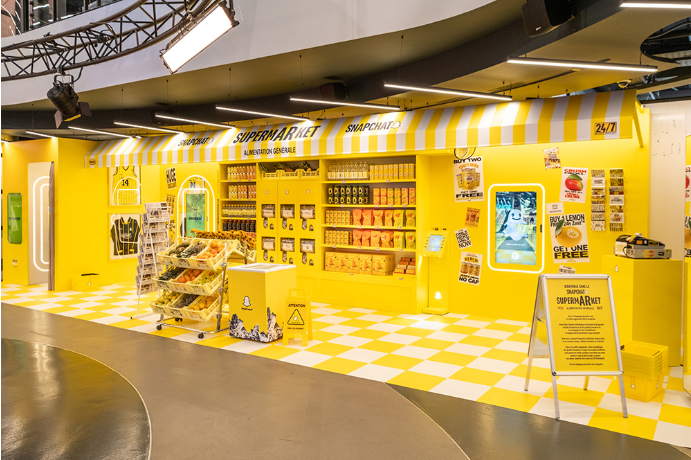 Vue extérieure du Snapchat SupermARket au Citadium Haussmann, Paris