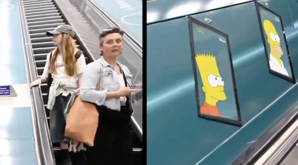 Activation Disney+ dans le métro londonien, personnages animés descendant l’escalator de Bond Street