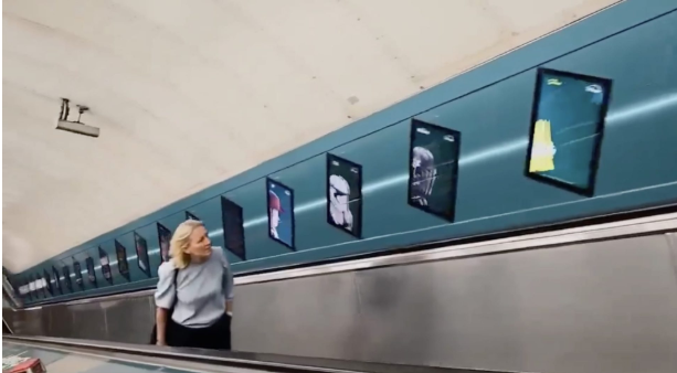 Activation Disney+ dans le métro londonien, personnages animés descendant l’escalator de Bond Street