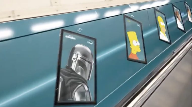 Activation Disney+ dans le métro londonien, personnages animés descendant l’escalator de Bond Street