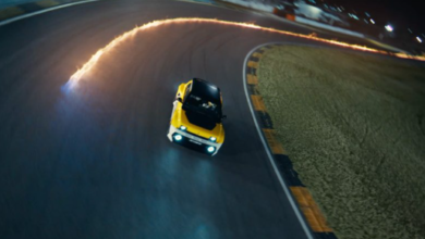 Renault 5 Turbo 3E en course nocturne, duel entre électricité et essence