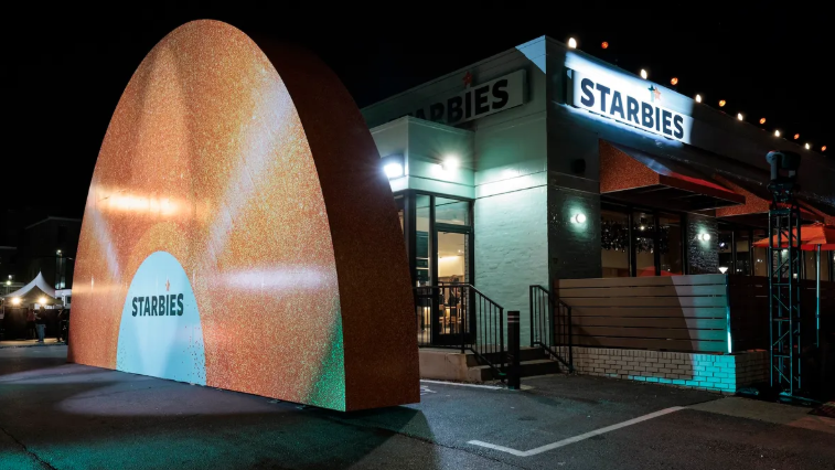 Décoration intérieure du Starbucks Nashville aux couleurs de The Life of a Showgirl, avec vinyles et affiches de Taylor Swift
