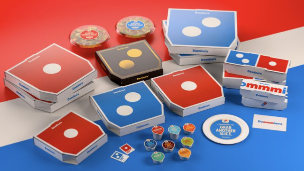 Nouveau logo “Dommmino’s” avec typographie Domino’s Sans et couleurs intensifiées