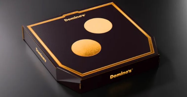Packaging premium noir et doré des nouvelles boîtes Domino’s Pizza