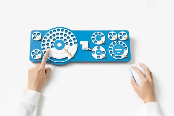 le Gboard Dial Version, clavier expérimental avec plusieurs cadrans rotatifs, vu de face