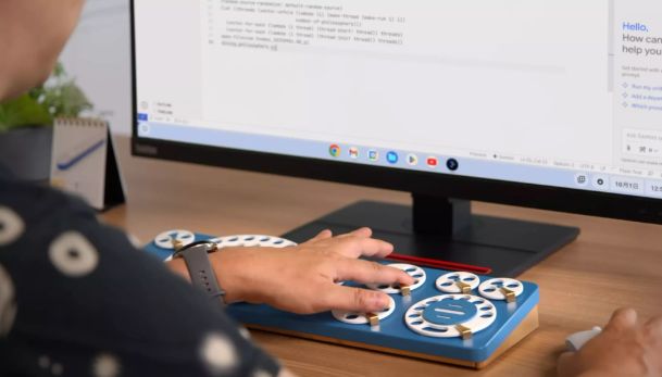 le Gboard Dial Version, clavier expérimental avec plusieurs cadrans rotatifs, vu de face