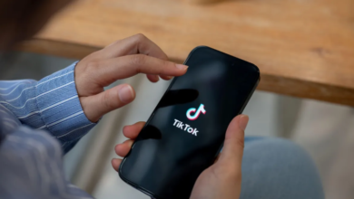 Logo Instacart et TikTok illustrant leur partenariat stratégique en retail media