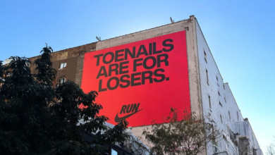 Affiche rouge de la campagne Nike pour le Marathon de Chicago 2025 avec le slogan SHUT UP BRAIN