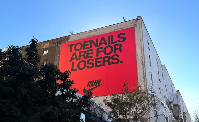 Affiche rouge de la campagne Nike pour le Marathon de Chicago 2025 avec le slogan SHUT UP BRAIN