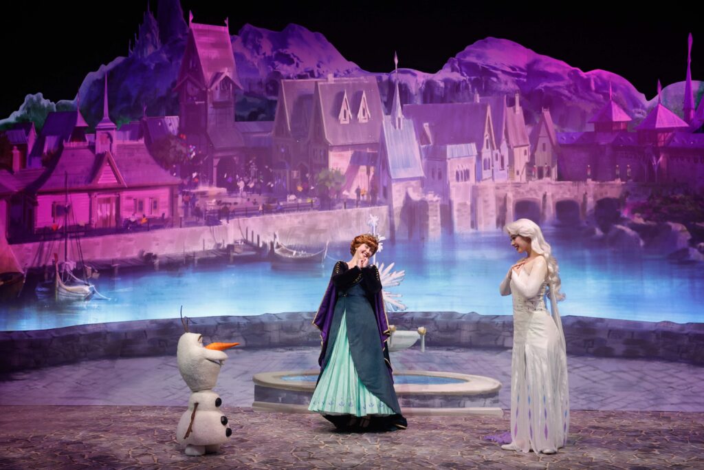 Olaf robotique Disney Imagineering interactif dans un parc Disney avec Elsa (Fozen) et Anna