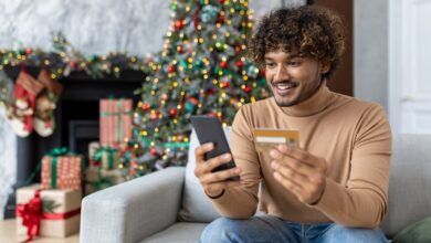 Jeune consommateur Generation Z consultant des recommandations cadeaux sur smartphone pour les fetes.